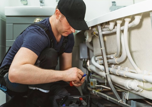 An Emergency Plumber in East Peoria IL providing quick plumbing repair